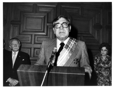 Santiago Roel pronuncia discurso durante la ceremonia de su condecoración a la Amistad Consular