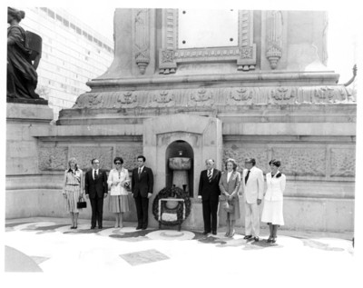Adolfo Suárez y su comitiva realizan una guardia de honor en el monumento a la Independencia