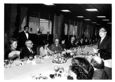 Santiago Roel se dirige a invitados en el banquete ofrecido al Dr. Armand Hammer