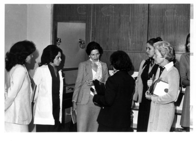Gloria Rodríguez de Roel junto a la maestra Mary Carmen Jasso y la señora Jean Young durante visita a guardería