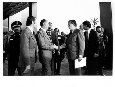 José López Portillo y Santiago Roel conversan al exterior de edificio donde se realiza la inauguración de la OLADE