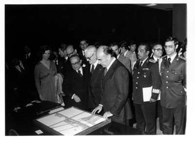 Los presidentes Ernesto Geisel, de Brasil, y José López Portillo observan un cuadro