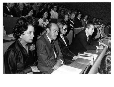 María Emilia Téllez sentada junto a Luis de la Hidalga en auditorio durante concierto de piano