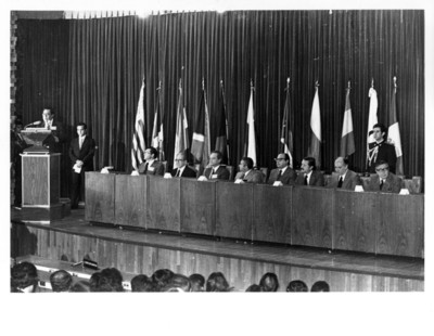 Funcionario pronuncia discurso durante inauguración de la OLADE