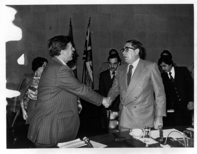 Santiago Roel saluda a representante de Gran Bretaña durante la Reunión Conjunta Económica Industrial México-Gran Bretaña