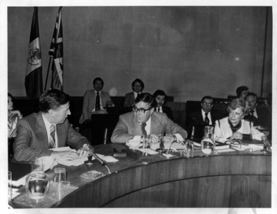Santiago Roel conversa con representante de Gran Bretaña durante la Reunión Conjunta Económica Industrial México-Gran Bretaña