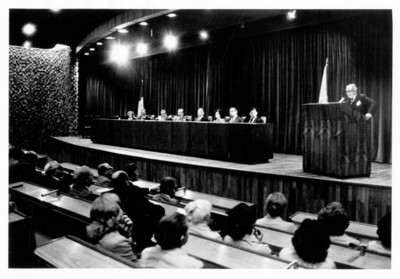 Alfonso de Rosenzweig pronuncia discurso frente a auditorio durante el "33 Aniversario de las Naciones Unidas"