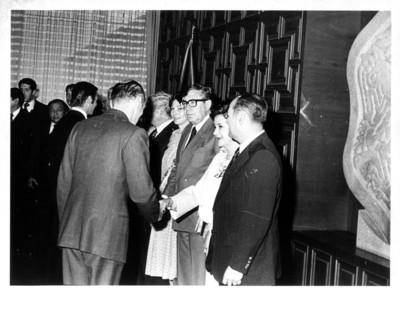 Gloria Guerrero de Romero saluda de mano a hombre durante reunión con los jefes de misiones diplomáticas