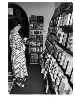 Gloria Rodríguez de Roel lee un libro en librería