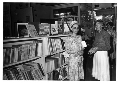 Empleada de librería conversa con Ludmila Yivkova