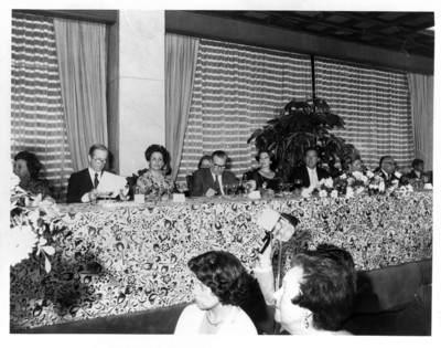 Gloria Rodríguez de Roel junto a diplomáticos durante cena ofrecida al presidente de Francia