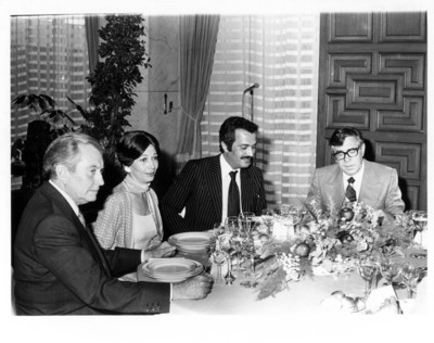 Santiago Roel y esposa sentados en banquete oficial en honor al Príncipe de Arabía Saudita