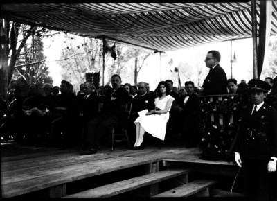 José J. Reynoso y público reunido, ante las palabras de un orador, durante una ceremonia