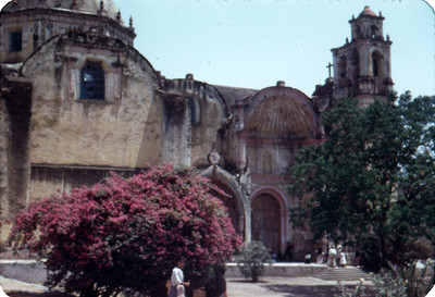Gente afuera de una capilla de la catedral, lado norte