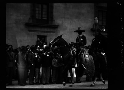Carlos Rincón Gallardo, desfilando a caballo, al parecer durante los festejos del centenario de la consumación de la Independencia
