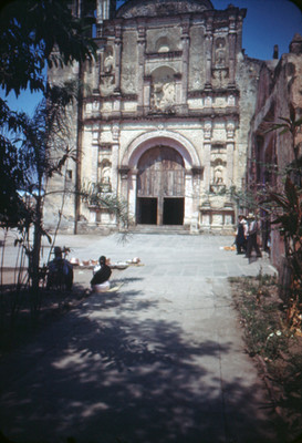 Gente en el atrio de una capilla de la catedral