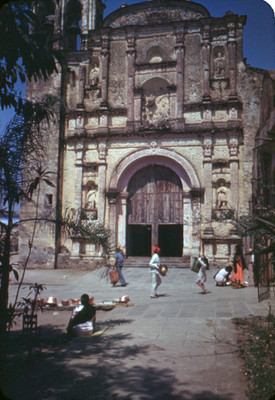 Gente deambula en el atrio de la capilla este en la catedral