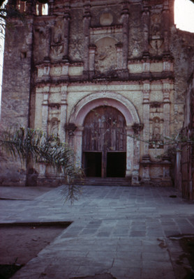 Capilla este de la catedral, entrada
