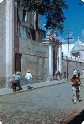 Gente transita por una calle