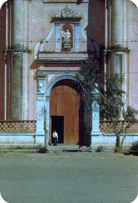 Niño en la portada sur de la iglesia, retrato
