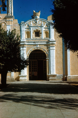 Iglesia, fachada, vista parcial