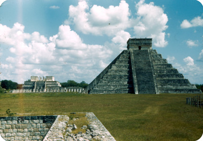 Piramide de Kukulkan, al fondo el Templo de los Guerreros