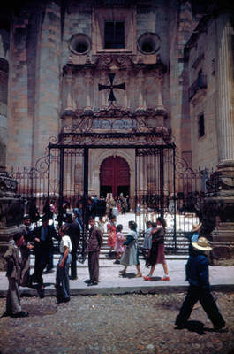 Gente en atrio de una iglesia