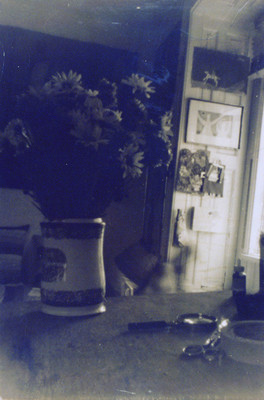 Florero junto a ventana