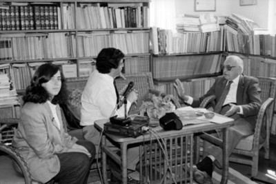 Silvio Zavala, historiador, con periodistas