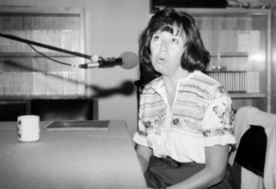 Mujer en entrevista radiofónica