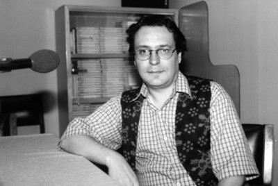 Hombre durante una entrevista radiofónica