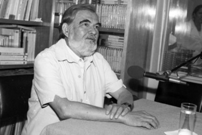 Hombre en entrevista radiofónica