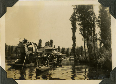 Gente sobre trajineras en "Xochimilco"