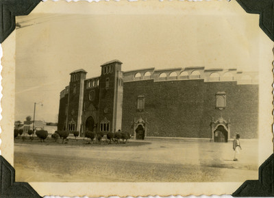 Edificio con jardín, vista parcial