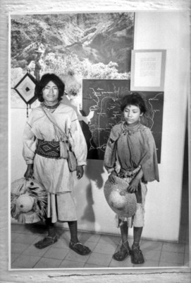 Hombre y niño en la exposición itinerante huichol