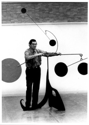 Alfonso Soto Soria durante el montaje de la exposición Calder en el Museo Universitario de Ciencias y Artes