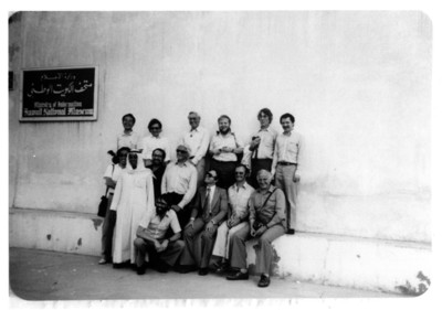 Iker Larrauri con funcionarios del Museo Nacional de Kuwait