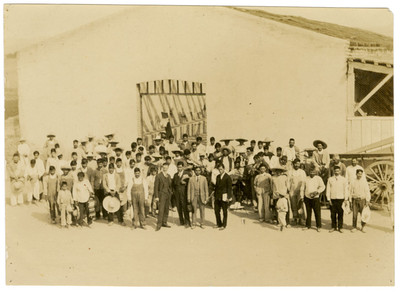 Úrsulo Galván, Pandurang Khankhoje, alumnos y profesores de la Escuela Libre de Agricultura de Tocuila