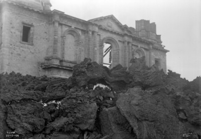 Iglesia de "San Juan" ruinas, totalmente rodeada de material volcánico