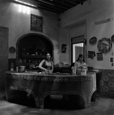 Mujeres preparan alimentos dentro de cocina en ex-Hacienda de Ocotepec