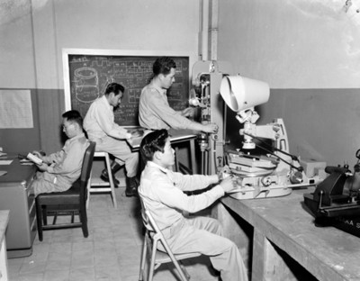Hombres trabajan en un laboratorio