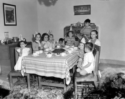 Niños en un cumpleaños