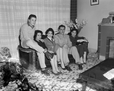 Familia reunida en la sala de una casa