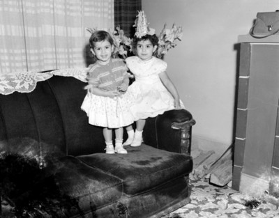 Niños sentados en un sillón, retrato