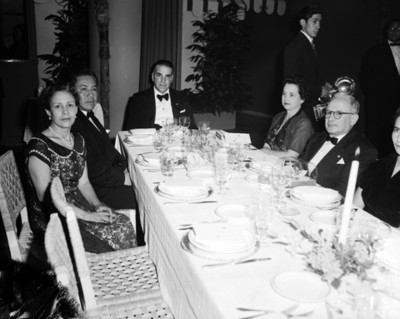 Personas en comedor banquete, retrato de grupo