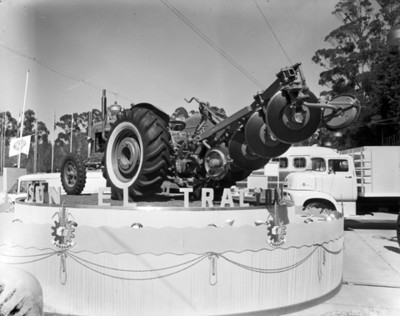 Tractor y camiones de carga Ford en exhibición