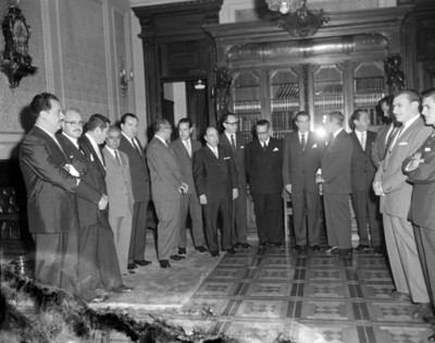 Hombres en salón, retrato de grupo