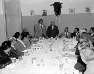 Ejecutivos reunidos en un salón