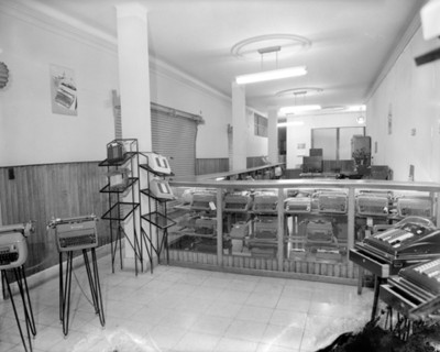 Máquinas de escribir en mostrador de una tienda