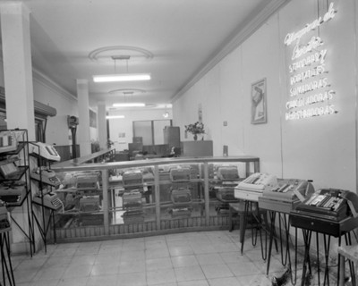 Tienda de máquinas de escribir y registradoras, interior